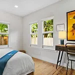 Fabulous Bungalow W/Outdoor Eden Mins From Beach