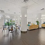 Beachfront Oasis: Ocean Views & Luxe Amenities