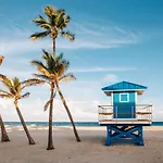 Beachfront Oasis: Ocean Views & Luxe Amenities