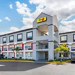 Super 8 By Wyndham Orlando Near Florida Mall