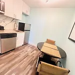 Tampa Bay, Beach Step Away, Wifi, Free Parking,Pools, Jacuzzi