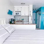 Beachfront Studio - Perfect Location - Free Beach Chairs