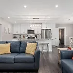 Cape Vista Getaway! Heated Pool Home Minutes Away From Anna Maria With Grill!