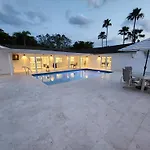 75 Palms! Sleeps 23! Luxury 1 Acre Lot Pool And Spa, Putting Green & Game Room!