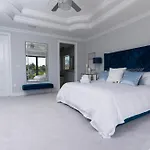5 Bedroom Luxe Villa On Deep Water Intracoastal