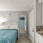 Oceanside Pair-A-Dise - Double Room, Heated Pool & Beach Access, Free Parking