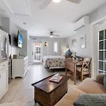 An Island Getaway At Palm Tree Villas