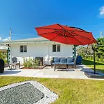 Roxanas 3Bed 2Bath Home With Modern Interior And Bbq Backyard