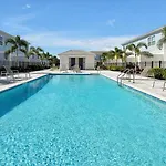 Cozy 3 Bedroom Townhouse Near Disney W/ Patio