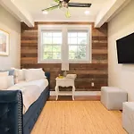 Edgewater By Avantstay Gorgeous Character Lakefront Home W Private Dock