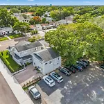 Apartment 1 Min Away From Bayshore, Sleeps 7