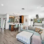 Amazing 5 Bed House W Pool, Jacuzzi And Your Own Boat