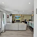 Amazing 5 Bed House W Pool, Jacuzzi And Your Own Boat