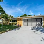 Waterfront! Oversize Corner Yard, Dock W/Lift, Hot Tub & Pool - Villa Tropical Calusa - Roelens