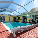 Waterfront! Oversize Corner Yard, Dock W/Lift, Hot Tub & Pool - Villa Tropical Calusa - Roelens