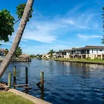 Waterfront! Oversize Corner Yard, Dock W/Lift, Hot Tub & Pool - Villa Tropical Calusa - Roelens