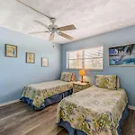 Bayshore Yacht & Tennis 216