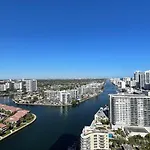 Hyde Beach House Lux Apartment