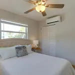 Stylish Updated Getaway 2 Mi To Swim And Shop!