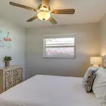 Stylish Updated Getaway 2 Mi To Swim And Shop!