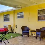 Stylish Updated Getaway 2 Mi To Swim And Shop!