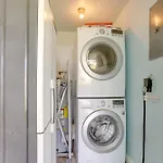 Pet-Friendly Palm Beach Pad - 1 Mi To The Ocean!