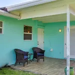 Pet-Friendly Palm Beach Pad - 1 Mi To The Ocean!