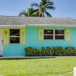 Pet-Friendly Palm Beach Pad - 1 Mi To The Ocean!