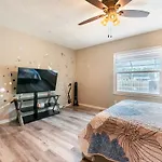 Charming Home W Private Heated Pool & Hot Tub
