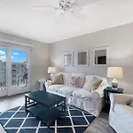 Amazing Views Of The Ocean And Pool From This Top Floor Beach Retreat!