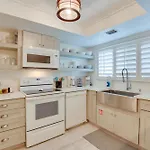 Siesta Key Condo With Heated Pool Less Than 1 Mi To Beach