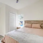 Roomy Largo Home With Screened Patio And Private Pool!