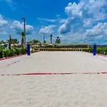 Bright & Airy 5Br Resort Home With Pool