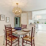 The Reef - Cozy Hideaway - Private Patio - Located Steps From The Beach
