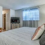 Cozy Renovated Ground Floor Unit - Golf Villa - On The Golf Course