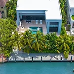 Villa Waterfront Miami 6 Bedrooms Sleeps 14 People