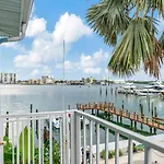 The Seashell Suite With Private Balcony And Walk To Beach