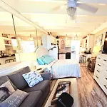 Couples Getaway, Honeymoon Sweet, Perfectly Cozy Beach Front Condo With Kitchen, Pool, Free Parking,Check-In At Door