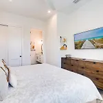 Swanky Bubbles, 9 Beds, 11 Bathrooms, Pet-Friendly With A Rooftop Deck And Steps Away To The Beach!