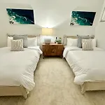 Coastal Chic Getaway Modern 2 Bed 2 Bath Condo In Key Largo, Marina Pool Pickleball