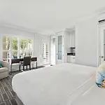 The Pillars Hotel & Club