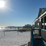 Hole Inn The Wall Hotel - Fort Walton Beach - Sunset Plaza - Nearby Beaches & Hurlburt