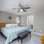 Barefoot Hideaway: Pool, Near Bonita Beach!