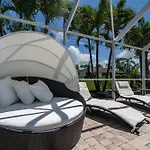Barefoot Hideaway: Pool, Near Bonita Beach!