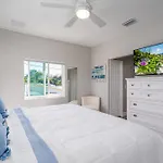 New Stilt Home: Heated Pool, Near Beach & Times Sq
