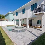 New 2-Level Home: Heated Pool, Spa, Steps To Beach