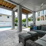 8Br Oasis: 2 Homes, Pools, Walk To Beach, Fam Fun