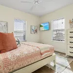 Canal View Gem: Heated Pool, Spa & Trolley Access