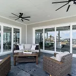 Canal-Front Luxury: Pool, Spa & Steps To Beach