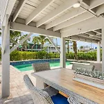 Charming Oasis: Heated Pool, Spa & Beach Access